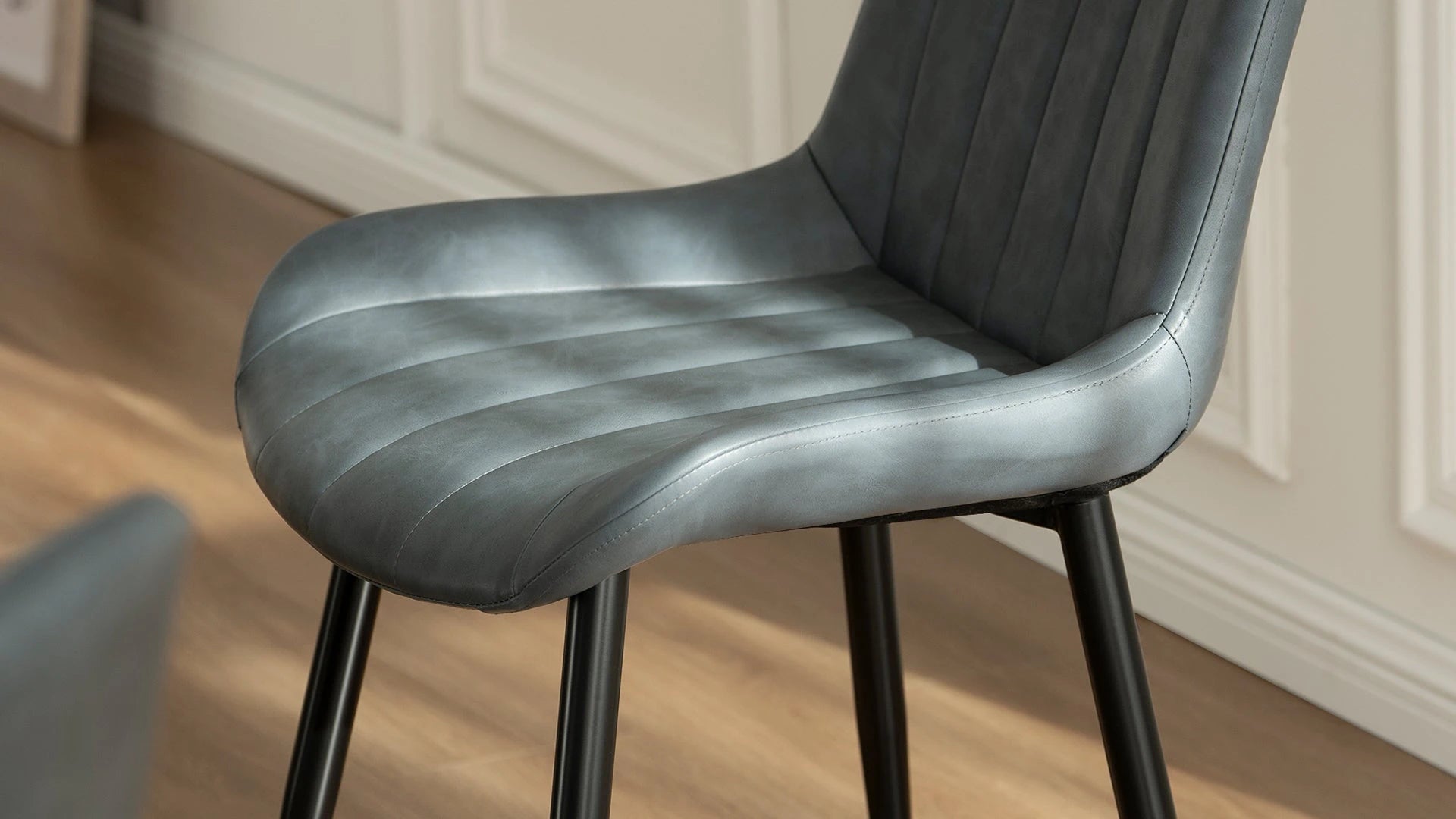 Chaises en simili cuir