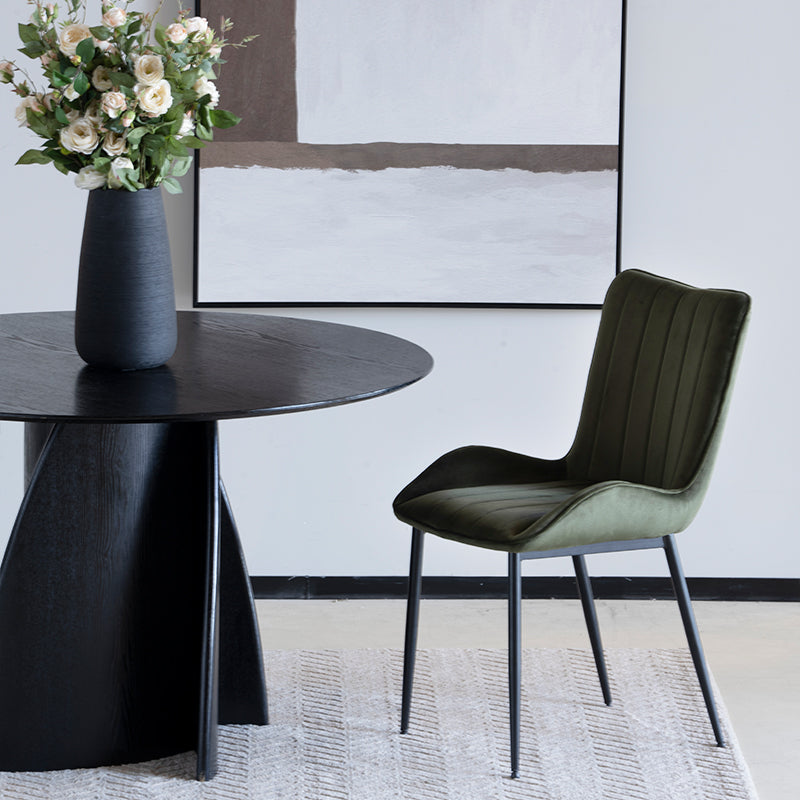 Ensemble de 4 chaises Edith autour d'une table en chêne - ambiance conviviale et contemporaine