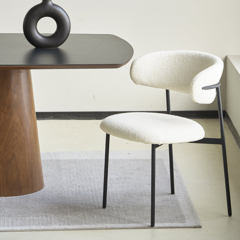 Chaise Zahra dans un salon moderne, associée à une table en bois et des accessoires déco