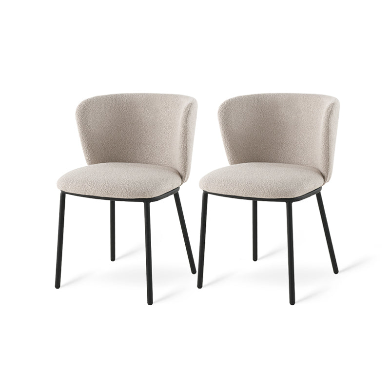 Chaise design Karin en tissu bouclé beige, avec dossier large et pieds en métal noir. Parfaite pour salle à manger, cuisine ou bureau. Collection OFCASA.