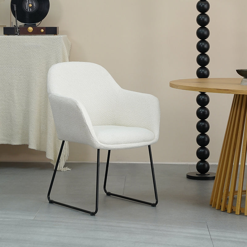 Fauteuil design Neve UDC22123 en velours gris-bleu, dossier incurvé ergonomique et pieds en métal doré. Idéal pour salon moderne ou bureau élégant. Profondeur d'assise généreuse (55cm) et structure stable.