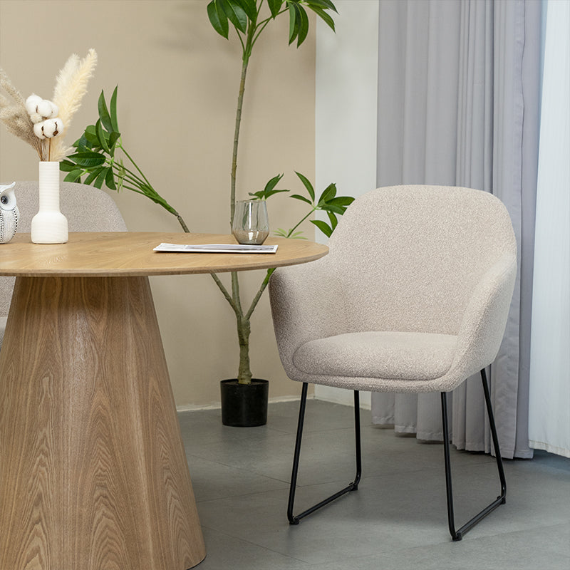 Fauteuil design Neve UDC22123 en velours gris-bleu, dossier incurvé ergonomique et pieds en métal doré. Idéal pour salon moderne ou bureau élégant. Profondeur d'assise généreuse (55cm) et structure stable.