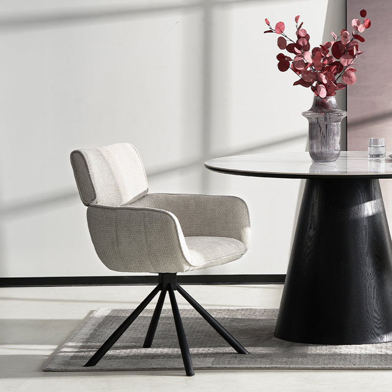 Fauteuil à dîner pivotant Elara HDC233029 en chenille beige, avec base métallique dorée et mécanisme de rotation fluide, pour salle à manger ou cuisine ouverte