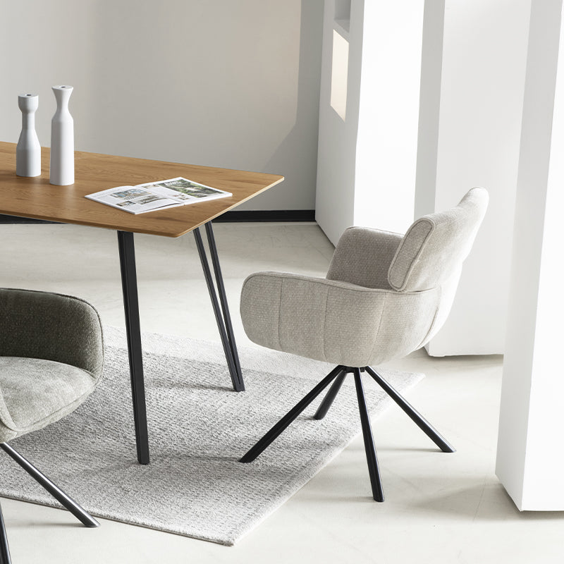 Fauteuil à dîner pivotant Elara HDC233029 en chenille beige, avec base métallique dorée et mécanisme de rotation fluide, pour salle à manger ou cuisine ouverte