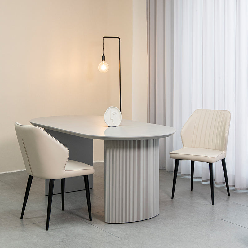 Lot de 2 chaises de salle à manger Aleena en simili-cuir noir avec piètement métal doré - design moderne et intemporel