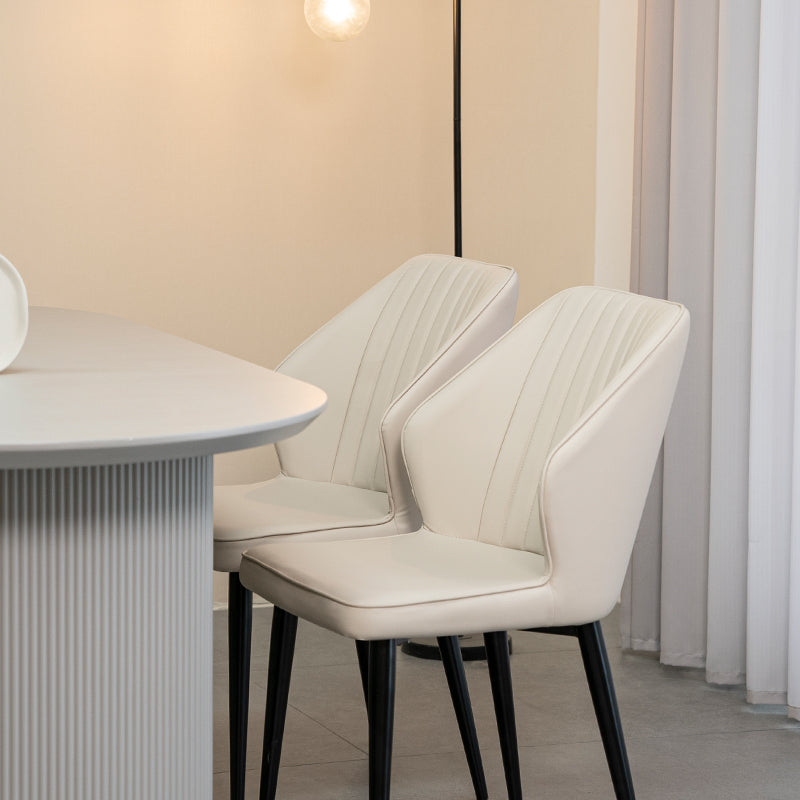 Lot de 2 chaises de salle à manger Aleena en simili-cuir noir avec piètement métal doré - design moderne et intemporel