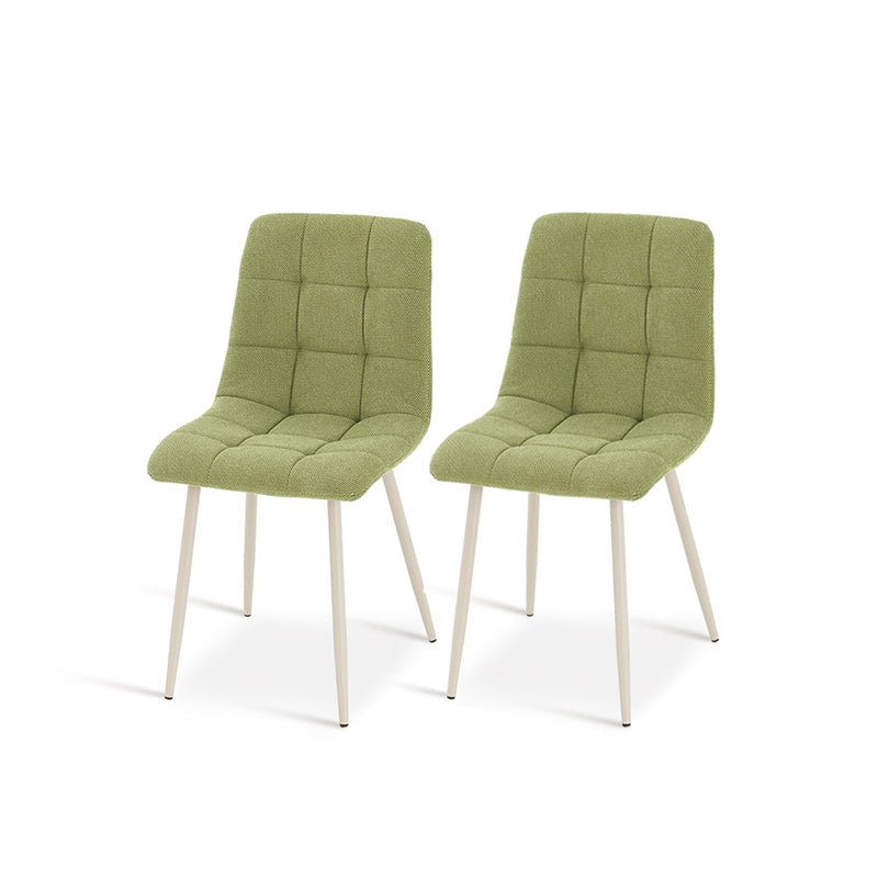 Alliez confort et style avec la chaise Aoife : revêtement en lin mélangé, surpiqûres en losange et pieds métalliques fins pour une élégance moderne.