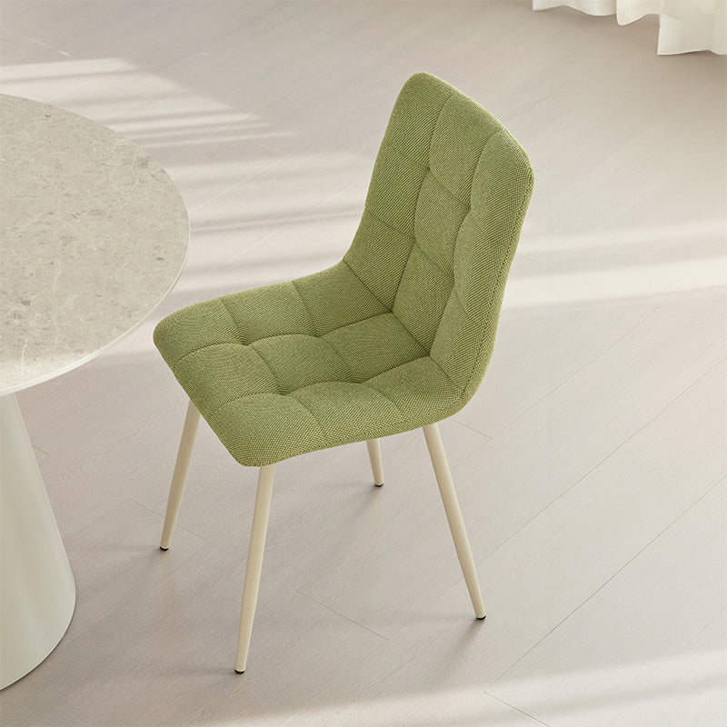 Alliez confort et style avec la chaise Aoife : revêtement en lin mélangé, surpiqûres en losange et pieds métalliques fins pour une élégance moderne.