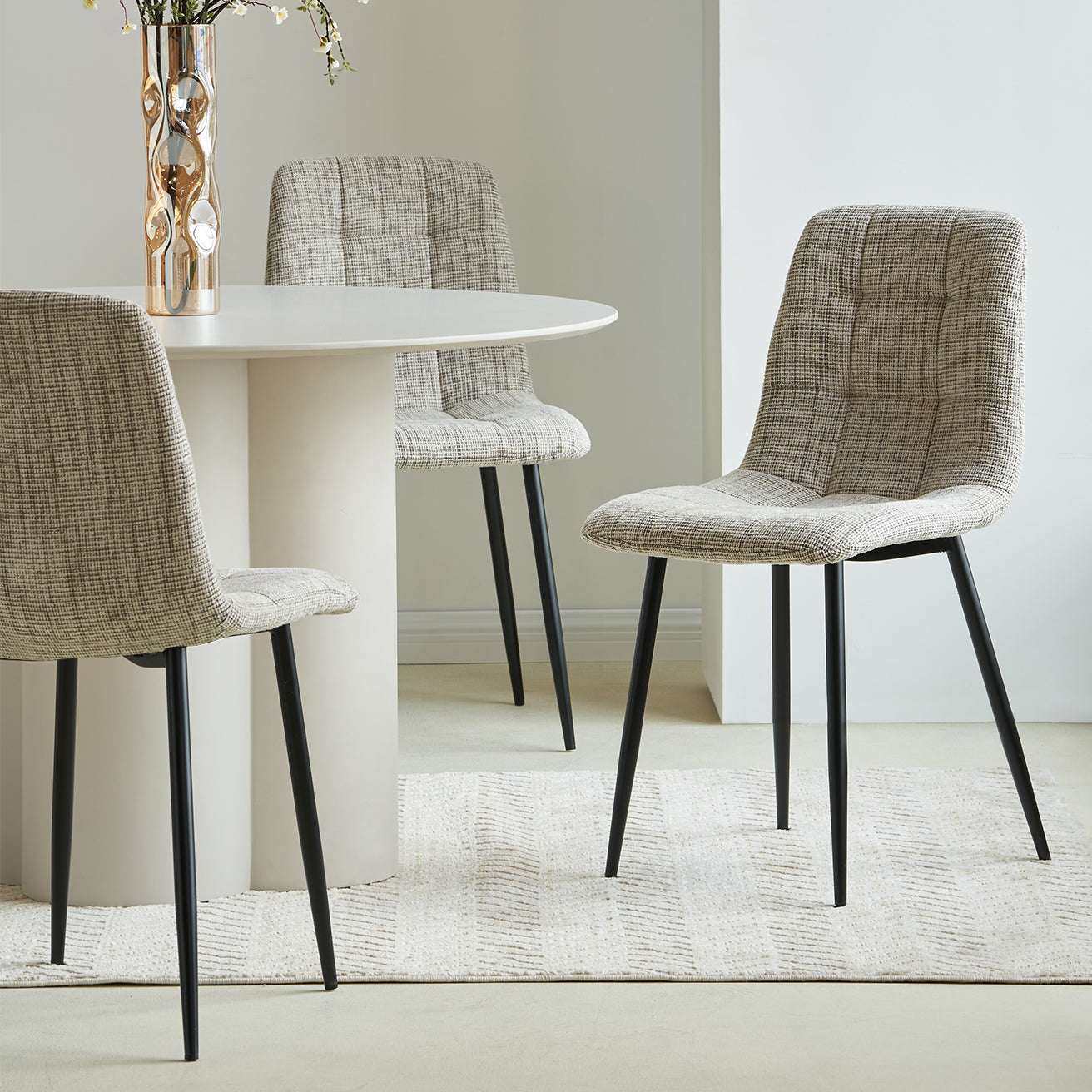 Découvrez le lot de 3 chaises de salle à manger OFCASA Aoife en tissu lin aux couleurs assorties : un design moderne avec assise confortableavec motif matelassé à carreaux, pieds en métal robustes et montage facile — parfait pour un intérieur contemporain.