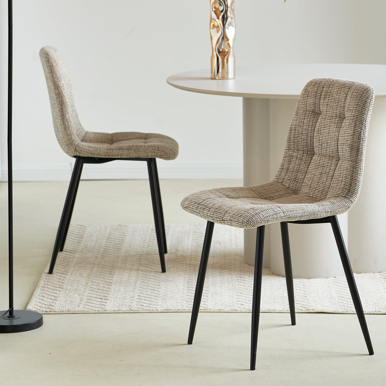 Découvrez le lot de 3 chaises de salle à manger OFCASA Aoife en tissu lin aux couleurs assorties : un design moderne avec assise confortableavec motif matelassé à carreaux, pieds en métal robustes et montage facile — parfait pour un intérieur contemporain.