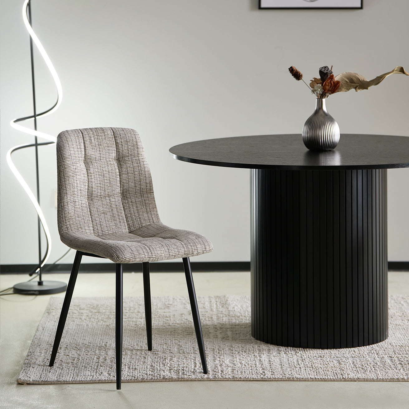 Découvrez le lot de 3 chaises de salle à manger OFCASA Aoife en tissu lin aux couleurs assorties : un design moderne avec assise confortableavec motif matelassé à carreaux, pieds en métal robustes et montage facile — parfait pour un intérieur contemporain.