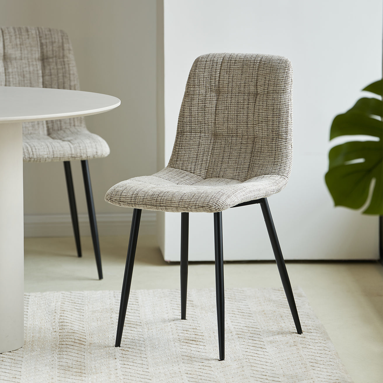 Découvrez le lot de 3 chaises de salle à manger OFCASA Aoife en tissu lin aux couleurs assorties : un design moderne avec assise confortableavec motif matelassé à carreaux, pieds en métal robustes et montage facile — parfait pour un intérieur contemporain.