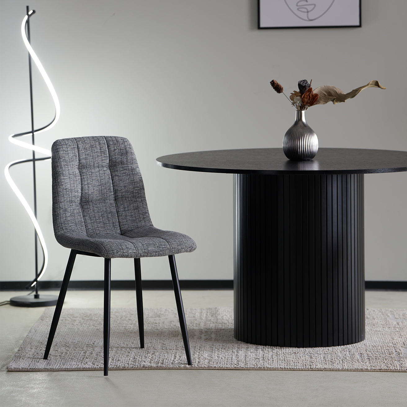 Découvrez le lot de 3 chaises de salle à manger OFCASA Aoife en tissu lin aux couleurs assorties : un design moderne avec assise confortableavec motif matelassé à carreaux, pieds en métal robustes et montage facile — parfait pour un intérieur contemporain.