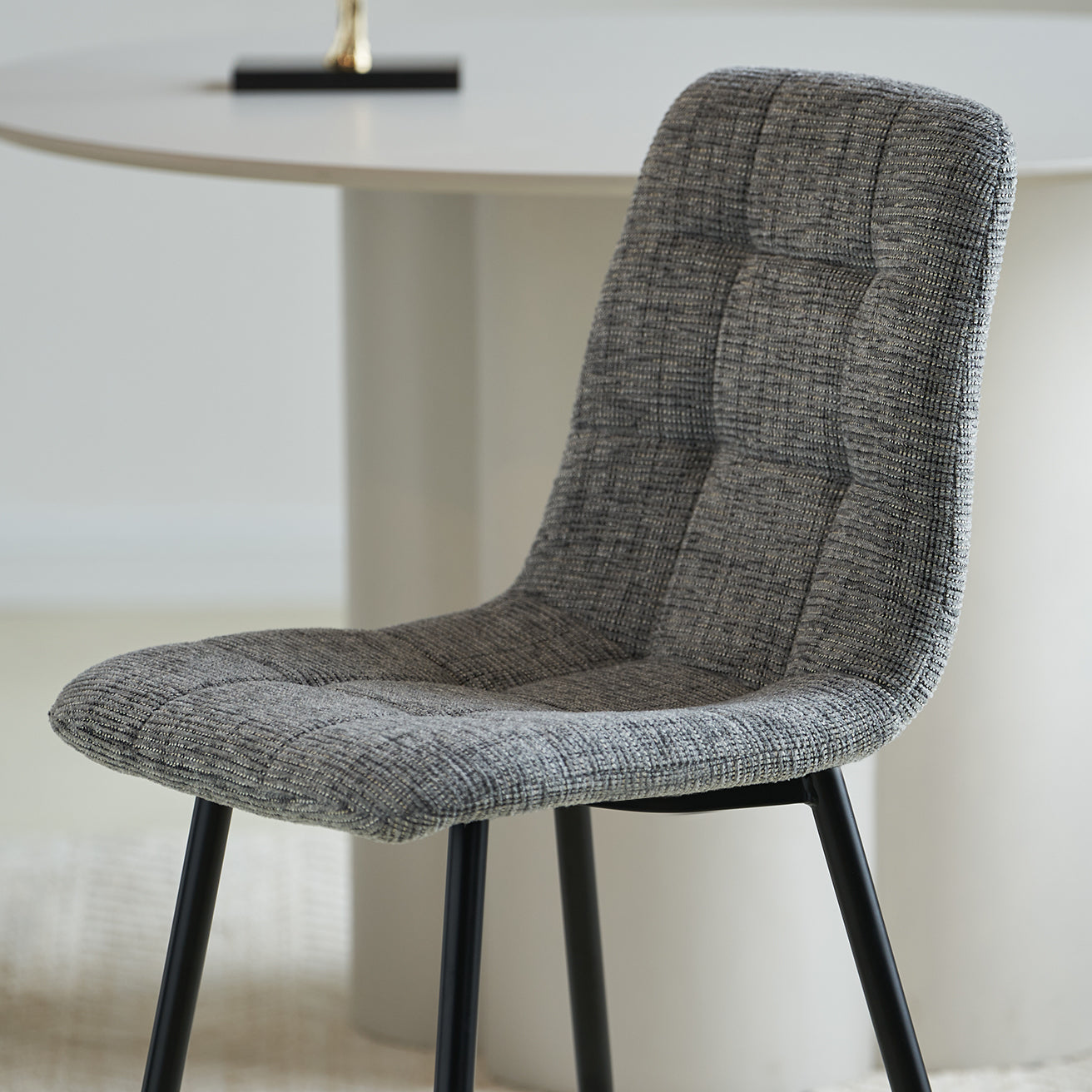 Découvrez le lot de 3 chaises de salle à manger OFCASA Aoife en tissu lin aux couleurs assorties : un design moderne avec assise confortableavec motif matelassé à carreaux, pieds en métal robustes et montage facile — parfait pour un intérieur contemporain.