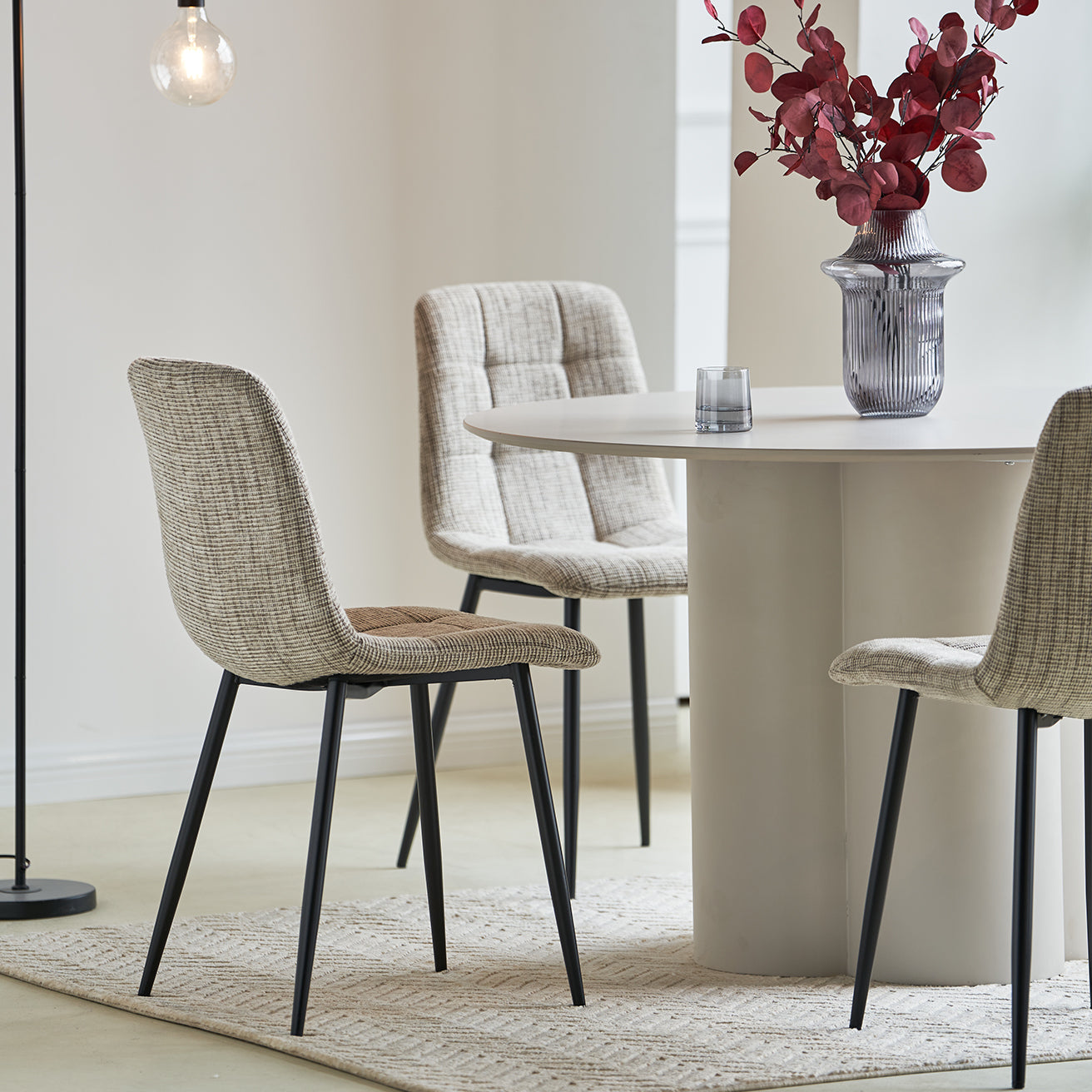 Découvrez le lot de 3 chaises de salle à manger OFCASA Aoife en tissu lin aux couleurs assorties : un design moderne avec assise confortableavec motif matelassé à carreaux, pieds en métal robustes et montage facile — parfait pour un intérieur contemporain.