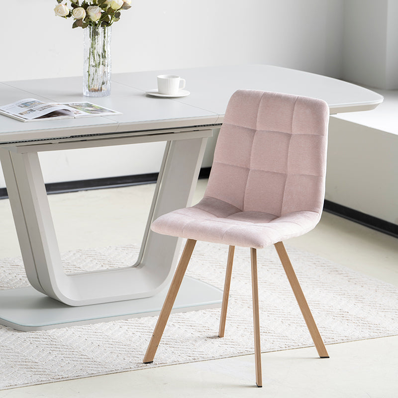 Rafraîchissez votre salle à manger avec la chaise Aoife Sleek — un revêtement en lin matelassé, des pieds en métal finition chêne et un profil élancé pour un style moderne tout en légèreté.