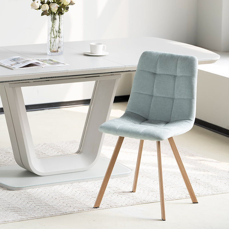 Rafraîchissez votre salle à manger avec la chaise Aoife Sleek — un revêtement en lin matelassé, des pieds en métal finition chêne et un profil élancé pour un style moderne tout en légèreté.