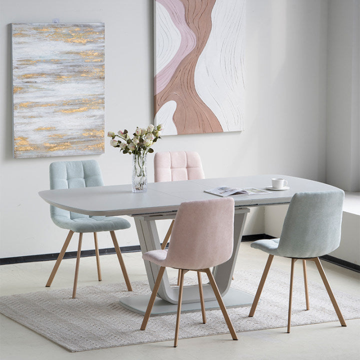 Rafraîchissez votre salle à manger avec la chaise Aoife Sleek — un revêtement en lin matelassé, des pieds en métal finition chêne et un profil élancé pour un style moderne tout en légèreté.