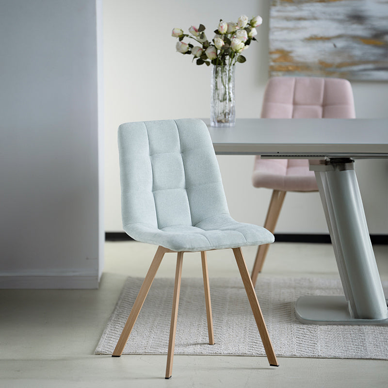 Rafraîchissez votre salle à manger avec la chaise Aoife Sleek — un revêtement en lin matelassé, des pieds en métal finition chêne et un profil élancé pour un style moderne tout en légèreté.
