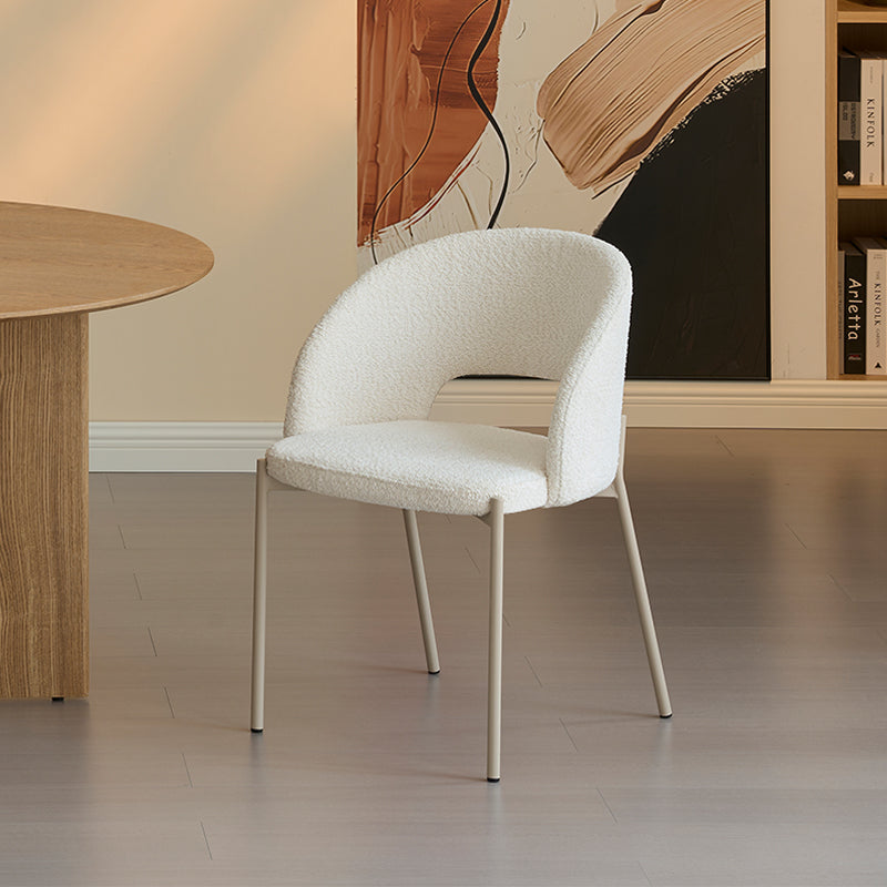 Apportez une touche de confort à votre salle à manger ou salon avec les Chaises de Salle à Manger Esme d’OFCASA (lot de 2) : dossiers courbés moelleux, pieds en métal robustes et tissu bouclé au goût du jour.