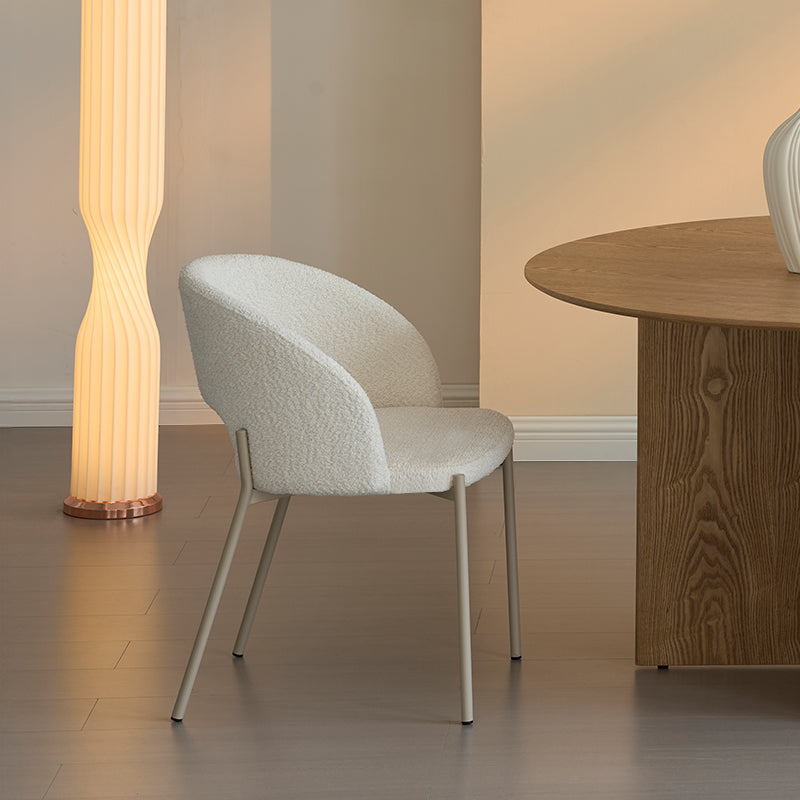 Apportez une touche de confort à votre salle à manger ou salon avec les Chaises de Salle à Manger Esme d’OFCASA (lot de 2) : dossiers courbés moelleux, pieds en métal robustes et tissu bouclé au goût du jour.