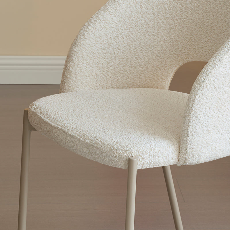 Apportez une touche de confort à votre salle à manger ou salon avec les Chaises de Salle à Manger Esme d’OFCASA (lot de 2) : dossiers courbés moelleux, pieds en métal robustes et tissu bouclé au goût du jour.