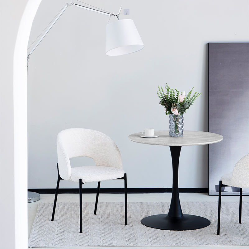 Apportez une touche de confort à votre salle à manger ou salon avec les Chaises de Salle à Manger Esme d’OFCASA (lot de 2) : dossiers courbés moelleux, pieds en métal robustes et tissu bouclé au goût du jour.