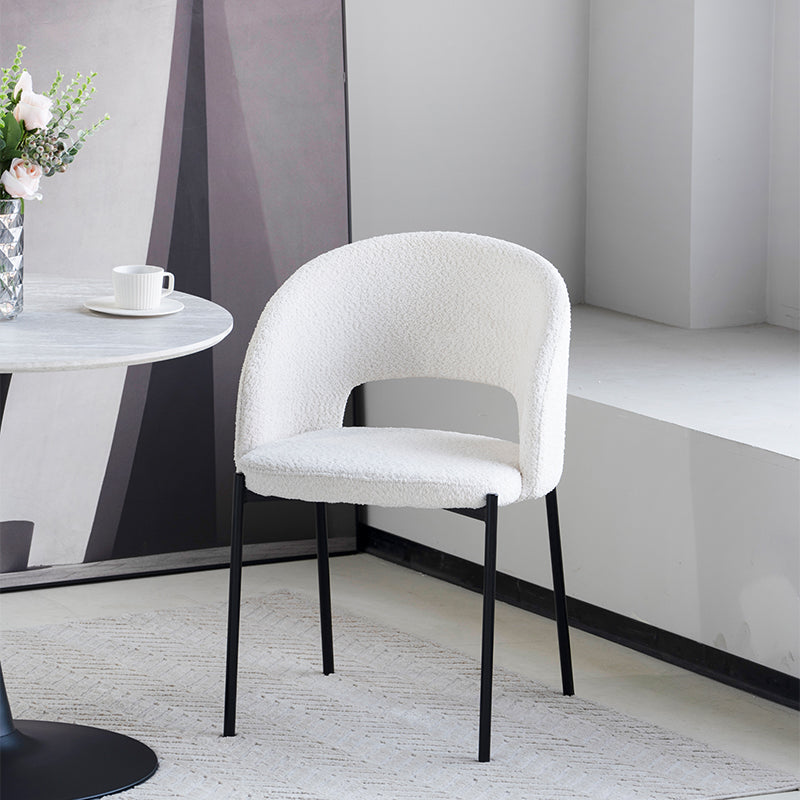 Apportez une touche de confort à votre salle à manger ou salon avec les Chaises de Salle à Manger Esme d’OFCASA (lot de 2) : dossiers courbés moelleux, pieds en métal robustes et tissu bouclé au goût du jour.