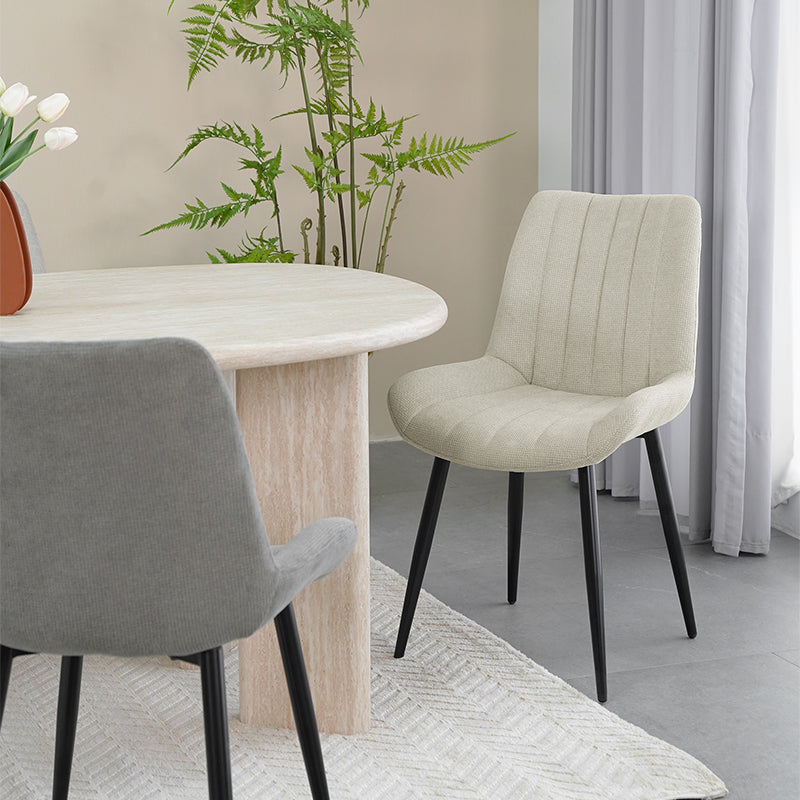 Dînez en tout confort avec les chaises de salle à manger Jarvis en lin d'OFCASA , dotées d’un revêtement doux, de surpiqûres en losange et de pieds en métal robustes pour un usage quotidien tout en style.
