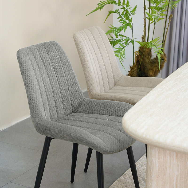 Dînez en tout confort avec les chaises de salle à manger Jarvis en lin d'OFCASA , dotées d’un revêtement doux, de surpiqûres en losange et de pieds en métal robustes pour un usage quotidien tout en style.