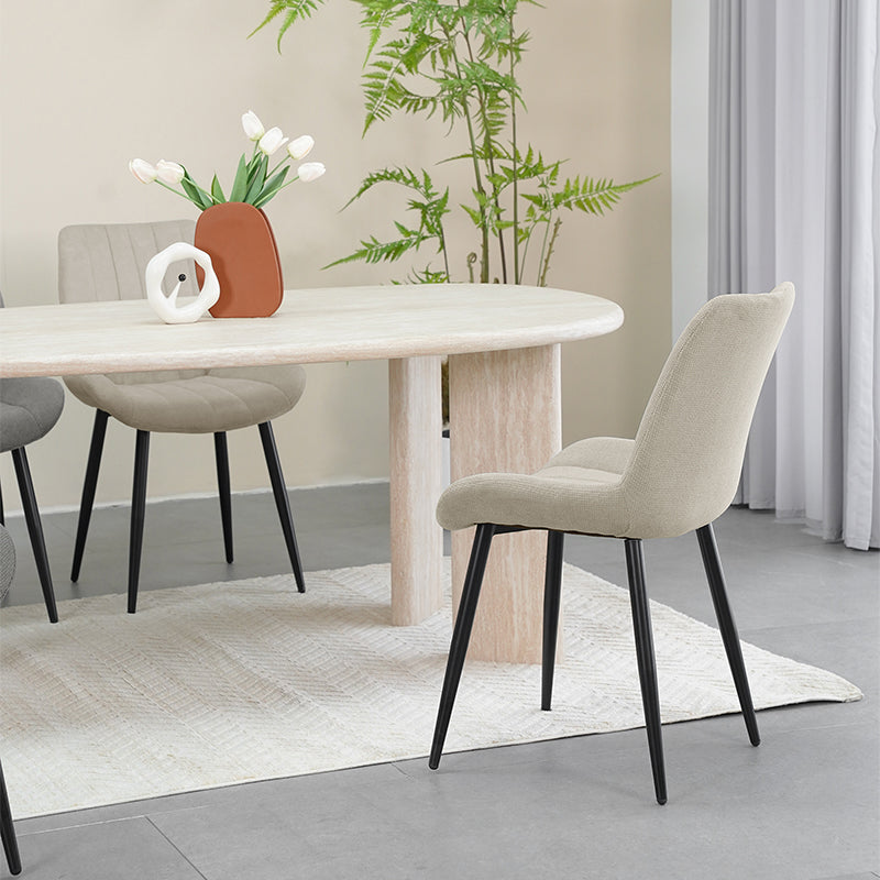 Dînez en tout confort avec les chaises de salle à manger Jarvis en lin d'OFCASA , dotées d’un revêtement doux, de surpiqûres en losange et de pieds en métal robustes pour un usage quotidien tout en style.