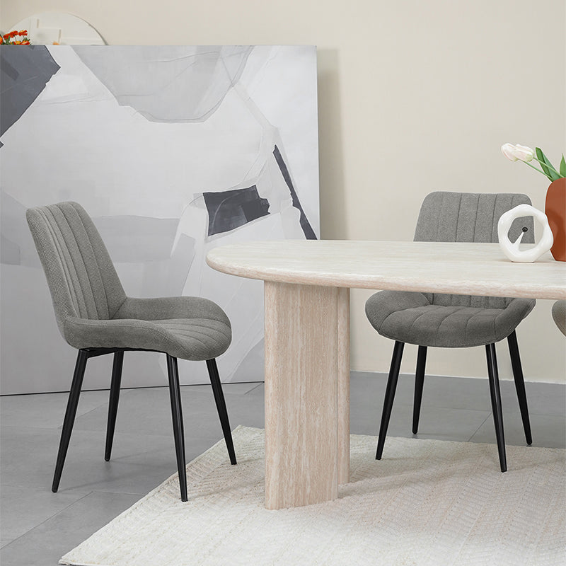 Dînez en tout confort avec les chaises de salle à manger Jarvis en lin d'OFCASA , dotées d’un revêtement doux, de surpiqûres en losange et de pieds en métal robustes pour un usage quotidien tout en style.
