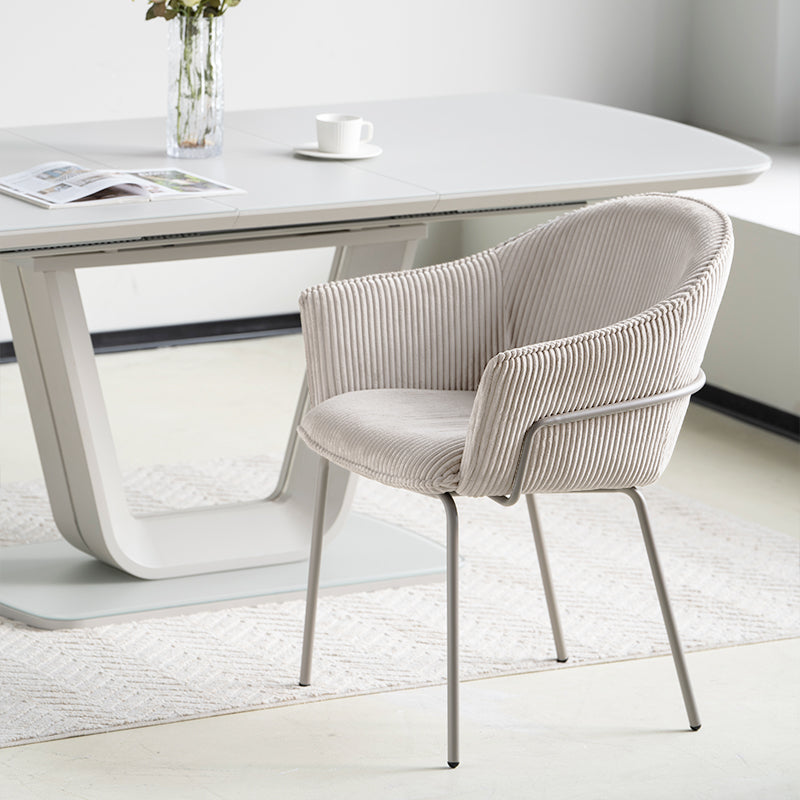 Habillez votre salle à manger de luxe avec les fauteuils Beatrix : un revêtement en velours côtelé doux et des pieds dorés étincelants pour allier confort et élégance.