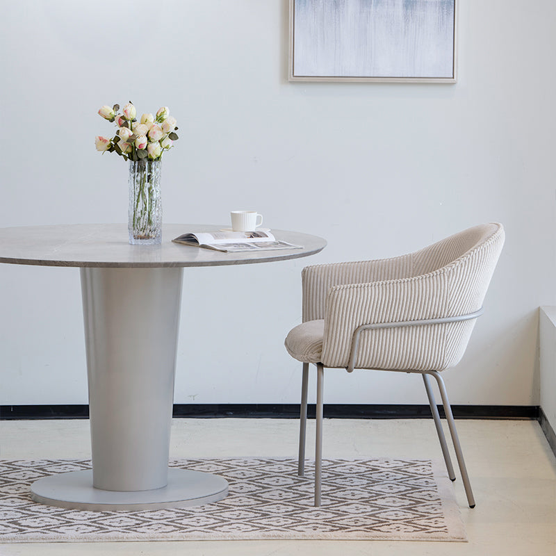 Habillez votre salle à manger de luxe avec les fauteuils Beatrix : un revêtement en velours côtelé doux et des pieds dorés étincelants pour allier confort et élégance.
