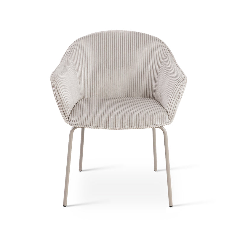 Habillez votre salle à manger de luxe avec les fauteuils Beatrix : un revêtement en velours côtelé doux et des pieds dorés étincelants pour allier confort et élégance.