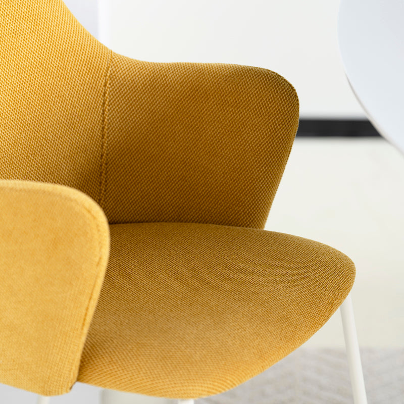 Apportez une ambiance scandinave apaisante à votre salle à manger avec les fauteuils salle à manger Dahlia d’OFCASA (lot de 2) : assises moelleuses, pieds chromés et accoudoirs ergonomiques pour des repas détendus et un intérieur élégant.