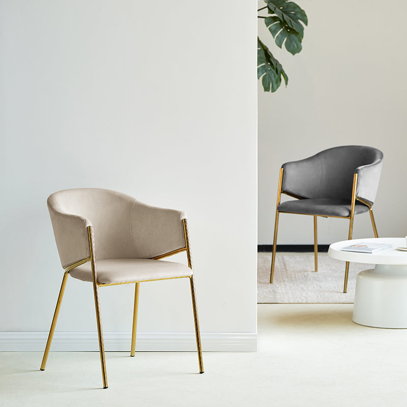 Ajoutez une touche de luxe à votre salle à manger avec les Fauteuils Salle à Manger Dalila d’OFCASA : velours doux, pieds en chrome doré, structure métallique robuste et montage facile, parfaits pour les intérieurs élégants.