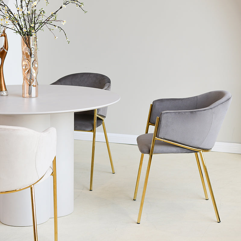 Ajoutez une touche de luxe à votre salle à manger avec les Fauteuils Salle à Manger Dalila d’OFCASA : velours doux, pieds en chrome doré, structure métallique robuste et montage facile, parfaits pour les intérieurs élégants au Royaume-Uni.