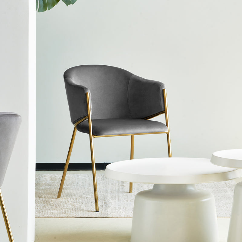 Ajoutez une touche de luxe à votre salle à manger avec les Fauteuils Salle à Manger Dalila d’OFCASA : velours doux, pieds en chrome doré, structure métallique robuste et montage facile, parfaits pour les intérieurs élégants au Royaume-Uni.