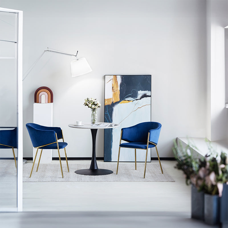 Ajoutez une touche de luxe à votre salle à manger avec les Fauteuils Salle à Manger Dalila d’OFCASA : velours doux, pieds en chrome doré, structure métallique robuste et montage facile, parfaits pour les intérieurs élégants.