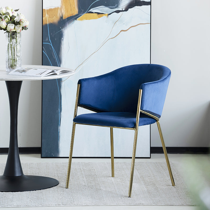 Ajoutez une touche de luxe à votre salle à manger avec les Fauteuils Salle à Manger Dalila d’OFCASA : velours doux, pieds en chrome doré, structure métallique robuste et montage facile, parfaits pour les intérieurs élégants au Royaume-Uni.