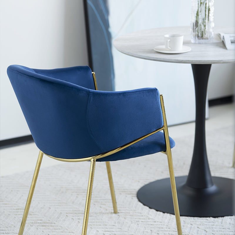 Ajoutez une touche de luxe à votre salle à manger avec les Fauteuils Salle à Manger Dalila d’OFCASA : velours doux, pieds en chrome doré, structure métallique robuste et montage facile, parfaits pour les intérieurs élégants au Royaume-Uni.