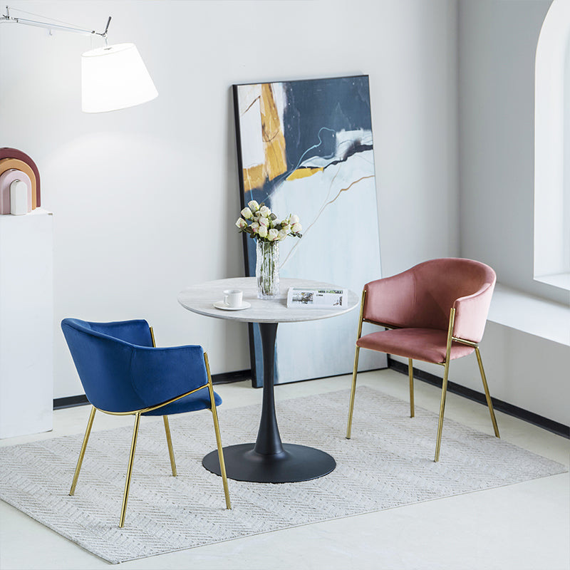 Ajoutez une touche de luxe à votre salle à manger avec les Fauteuils Salle à Manger Dalila d’OFCASA : velours doux, pieds en chrome doré, structure métallique robuste et montage facile, parfaits pour les intérieurs élégants.