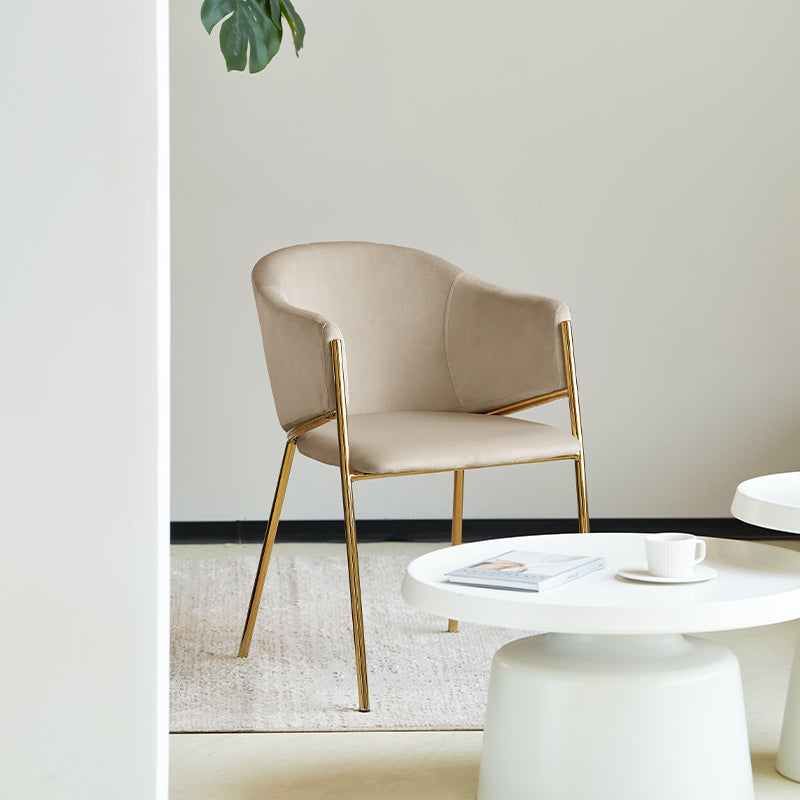 Ajoutez une touche de luxe à votre salle à manger avec les Fauteuils Salle à Manger Dalila d’OFCASA : velours doux, pieds en chrome doré, structure métallique robuste et montage facile, parfaits pour les intérieurs élégants au Royaume-Uni.