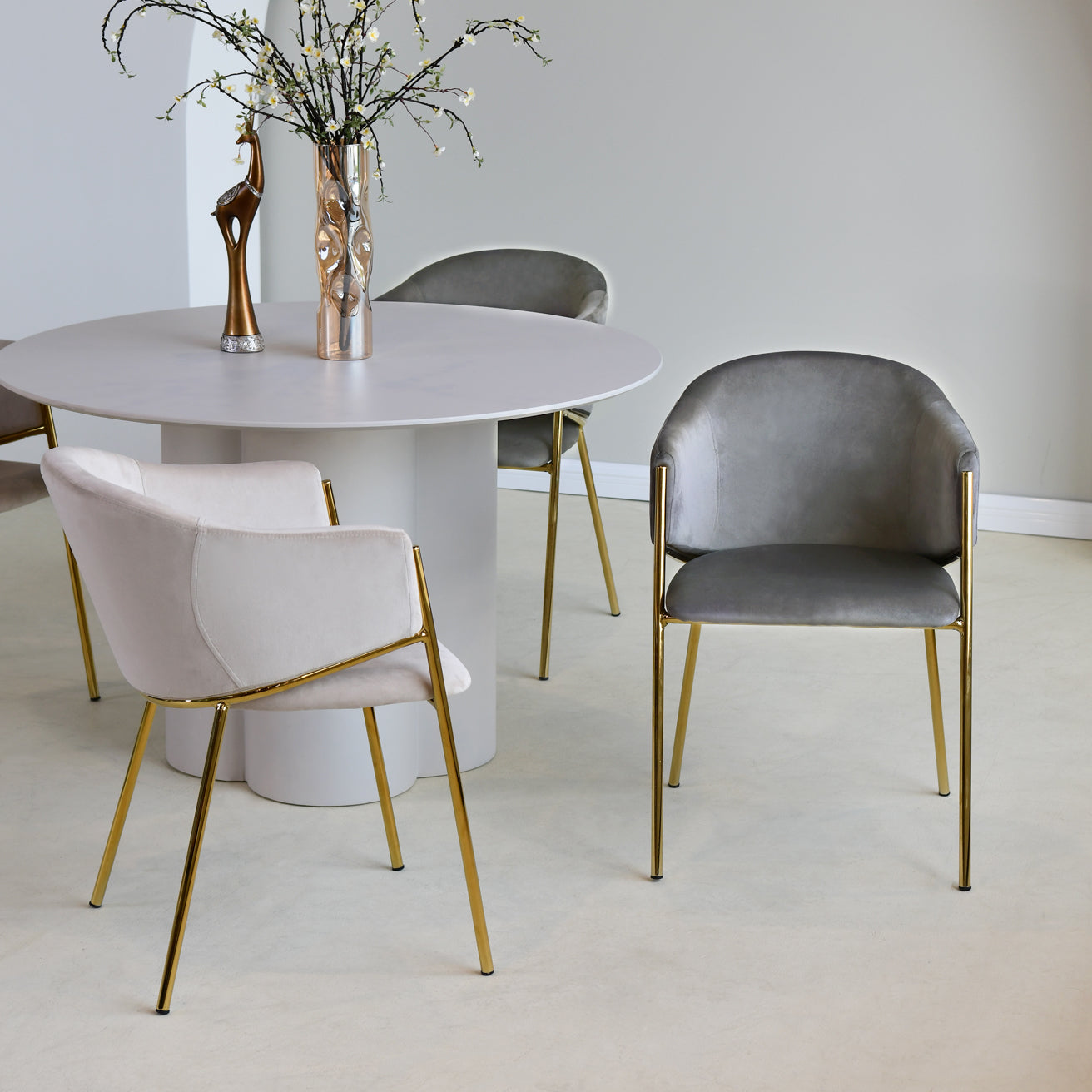 Ajoutez une touche de luxe à votre salle à manger avec les Fauteuils Salle à Manger Dalila d’OFCASA : velours doux, pieds en chrome doré, structure métallique robuste et montage facile, parfaits pour les intérieurs élégants.