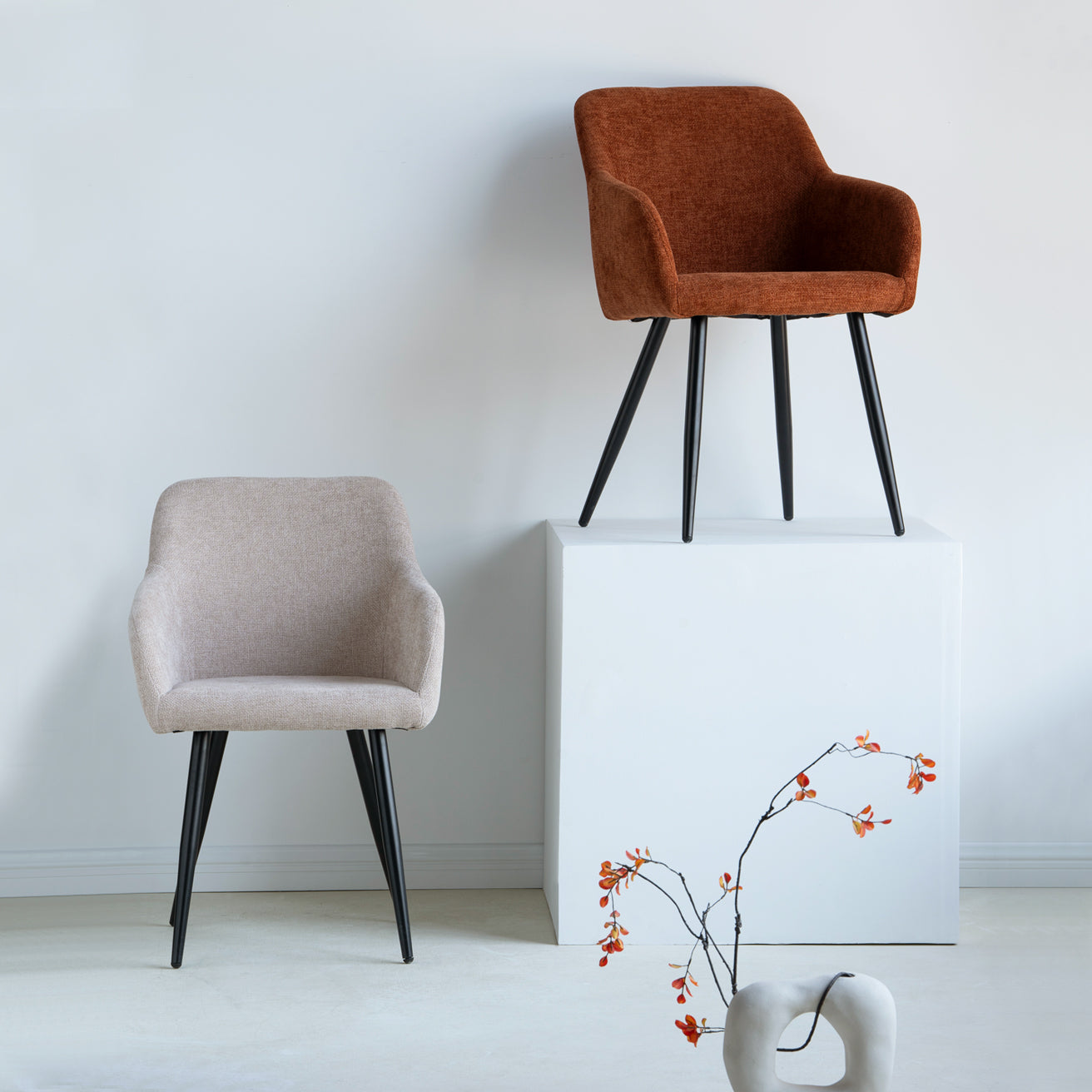 Découvrez OFCASA Frazer Chaises de Salle à Manger en lin — avec une assise matelassée douce, des pieds en métal robustes et un montage simple. Parfaites pour créer un espace repas élégant et chaleureux.
