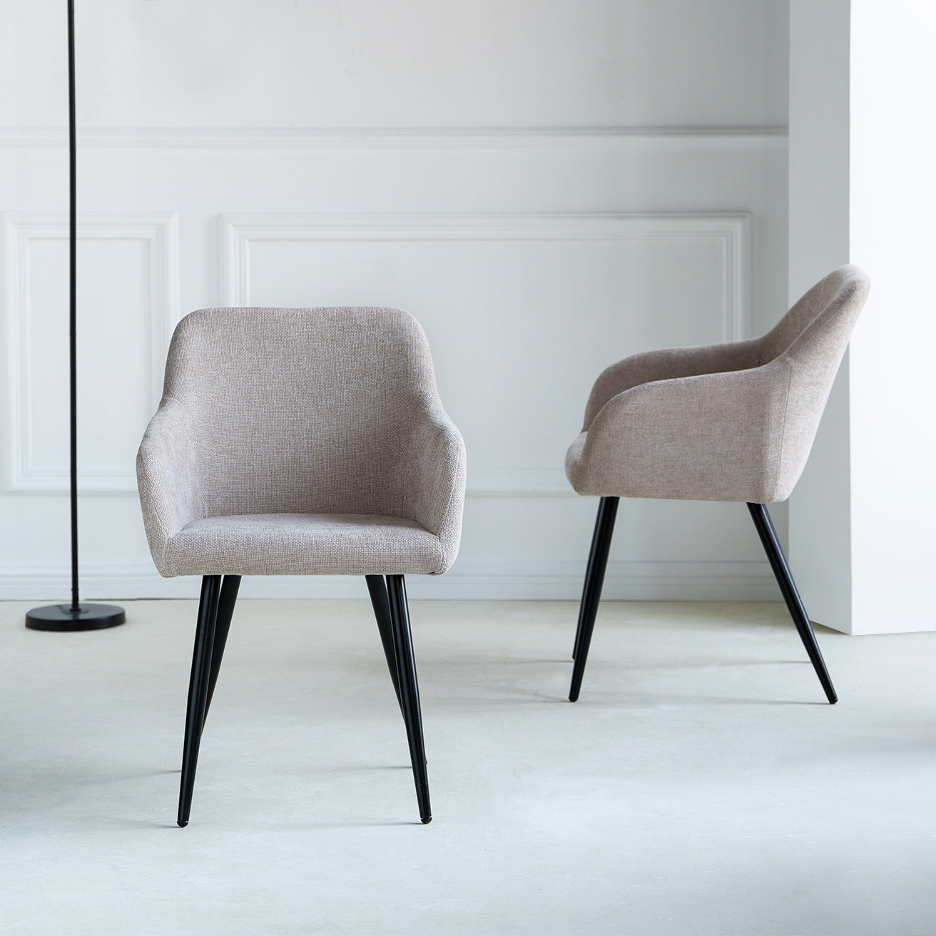 Découvrez OFCASA Frazer Chaises de Salle à Manger en lin — avec une assise matelassée douce, des pieds en métal robustes et un montage simple. Parfaites pour créer un espace repas élégant et chaleureux, à l’esprit britannique.