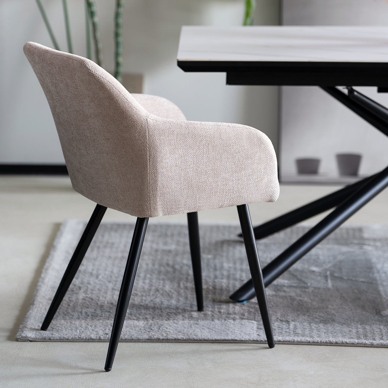 Découvrez OFCASA Frazer Chaises de Salle à Manger en lin — avec une assise matelassée douce, des pieds en métal robustes et un montage simple. Parfaites pour créer un espace repas élégant et chaleureux.