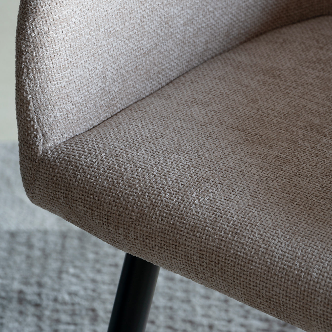 Découvrez OFCASA Frazer Chaises de Salle à Manger en lin — avec une assise matelassée douce, des pieds en métal robustes et un montage simple. Parfaites pour créer un espace repas élégant et chaleureux.