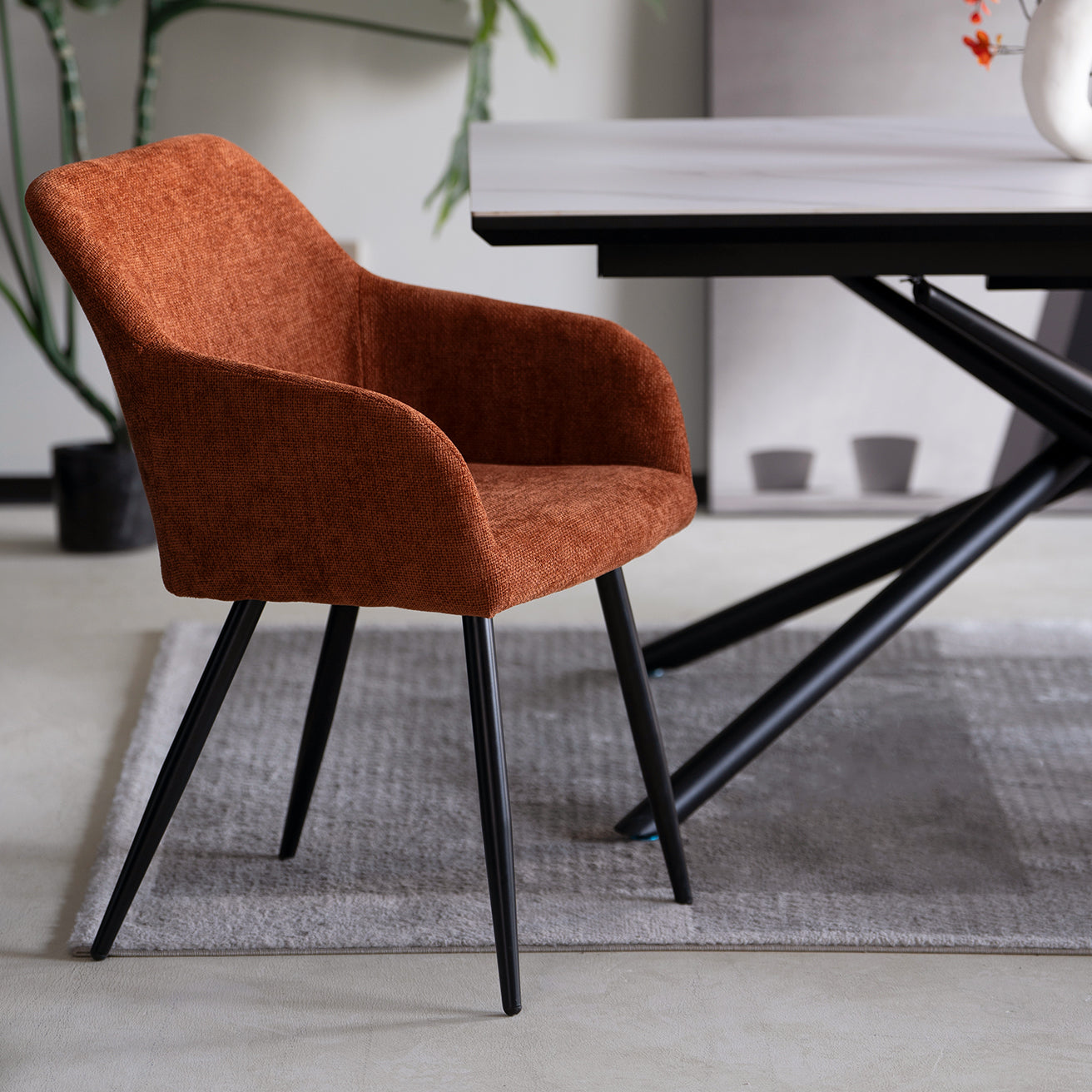 Découvrez OFCASA Frazer Chaises de Salle à Manger en lin — avec une assise matelassée douce, des pieds en métal robustes et un montage simple. Parfaites pour créer un espace repas élégant et chaleureux.